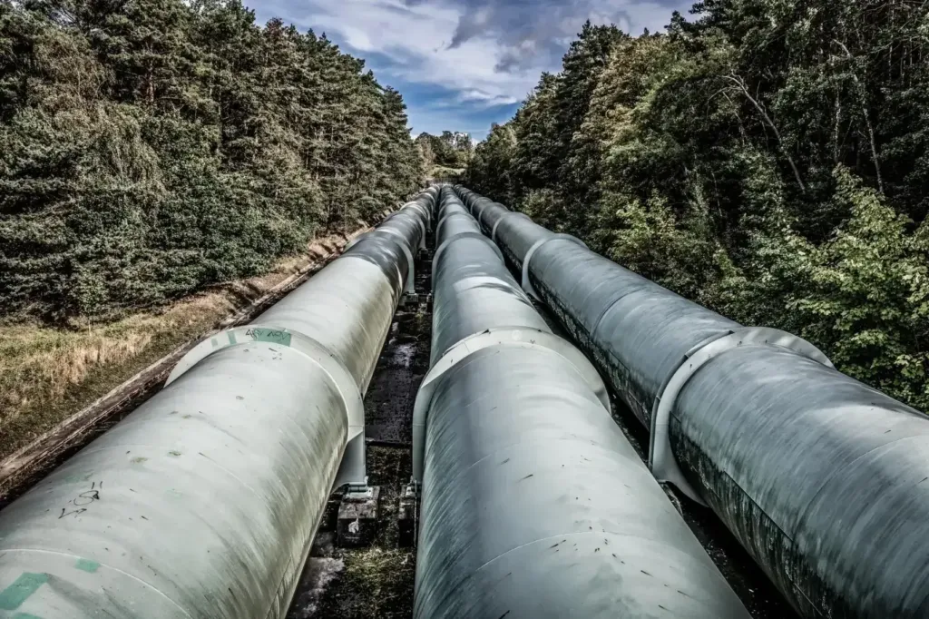 Clad insulated pipelines